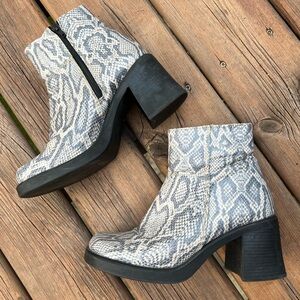 Steve Madden Y2K Leather healed  ankle boots